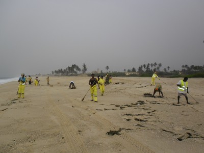 zoomlion cleaning beach of plastic waste.jpg