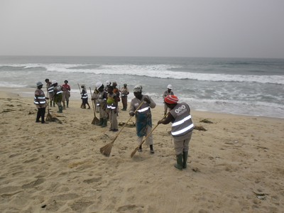 zoomlion community staff cleaning beach.jpg