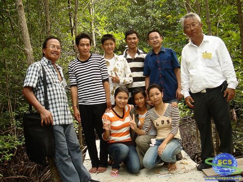 Members of the Regional Working Group on Mangroves with young Mangrove enthusiasts